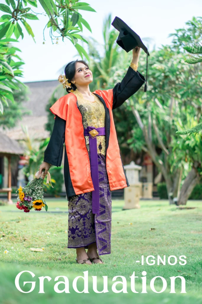 Pesona Anggun Wisudawati dengan Toga Kelulusan.